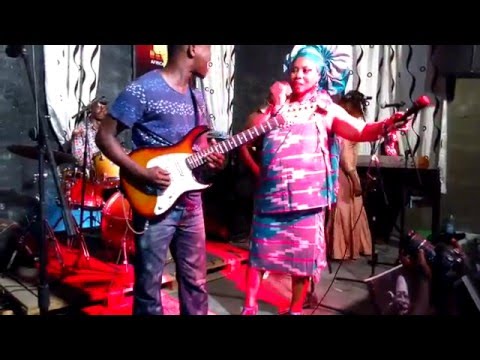 Assy KIWAH et son fils FRANKARMEL sur scène sur le tube HOUETANOUWA