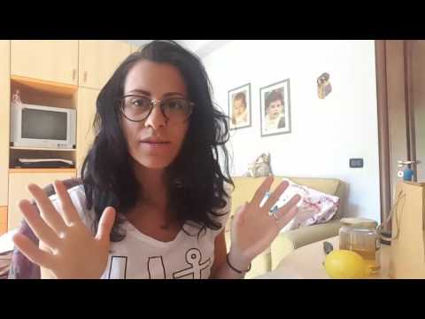 La donna da occhi grandi mingherlina senza lentiggini Togliere pigmentary nota mani