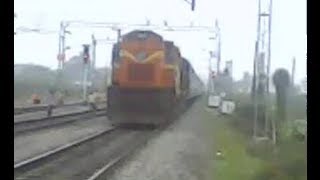 preview picture of video 'Tungabhadra Intercity Express Approaching Falaknuma Railway Station.'