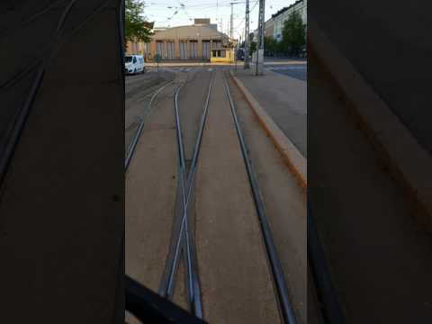 Helsingin Töölön Raitiovaunuhallin pihakierros. Dirija pela estação de bonde Helsinki Töölö. (4K)