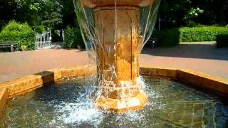 preview picture of video 'Marienbrunnen in Xanten-Marienbaum mit Kirchturmglocken im Hintergrund.mp4'