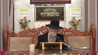 הרב בן ציון מוצפי  •  תפילת השחר (בית הכנסת מוסאיוף) - התמונה מוצגת ישירות מתוך אתר האינטרנט יוטיוב. זכויות היוצרים בתמונה שייכות ליוצרה. קישור קרדיט למקור התוכן נמצא בתוך דף הסרטון