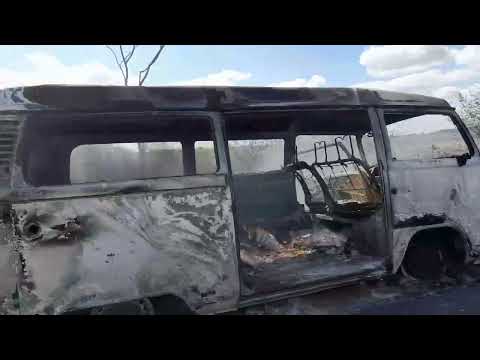 incêndio deixa carro destruído próximo entroncamento de Lamarão Bahia