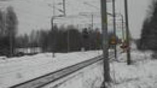 preview picture of video 'Finnish Express Train passes Alapitkä, throwing snow in air'