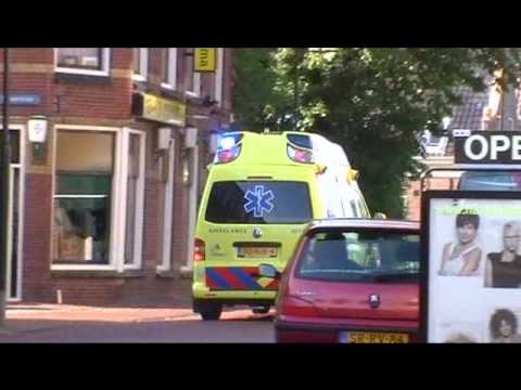 Ambulance 02-119 Dokkum vertrekt met spoed naar de Ald Reed in Ternaard
