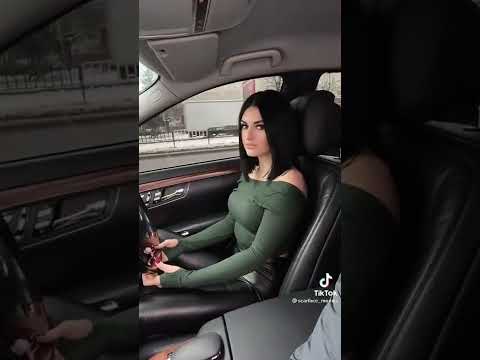 Девушка ждёт светофор))😅