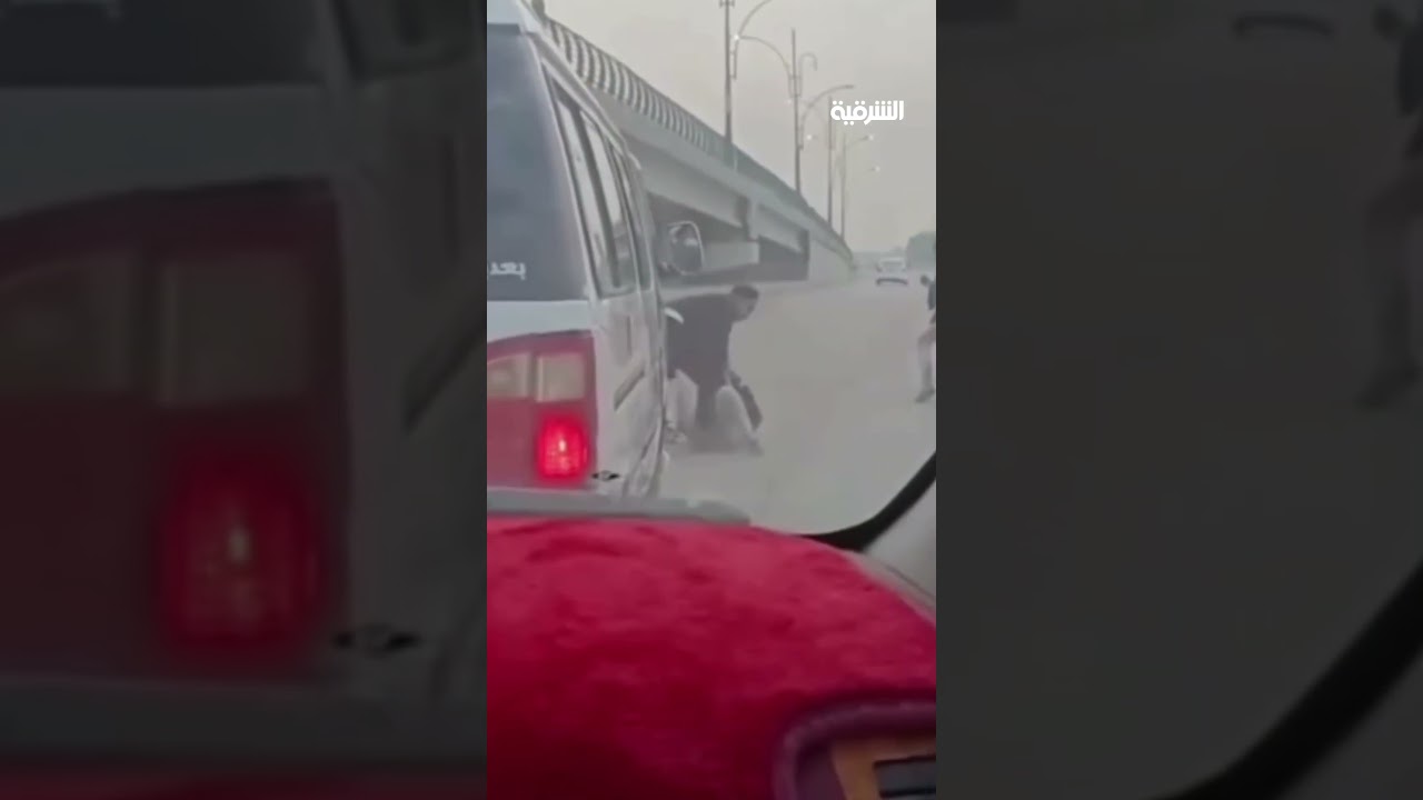 فيديو | شرطي مرور يعتدي بالضرب على سائق دراجة وسط الشارع في محافظة #بابل