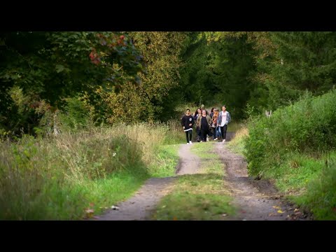 Glada scener när de gamla deltagarna kommer tillbaka till gården  – Farmen VIP (TV4)