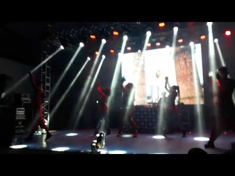 Gloria Groove cantando "Paz, Amor e Grave" | Festa Divina