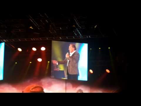 Karel Gott Nestarej se kamaráde, konec písně, Brno 12.11. 2014