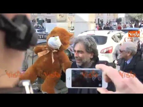 L'ORSO CON LA MASCHERINA DEI VERDI: SMOG UNO DEI PRIMI PROBLEMI DI ROMA