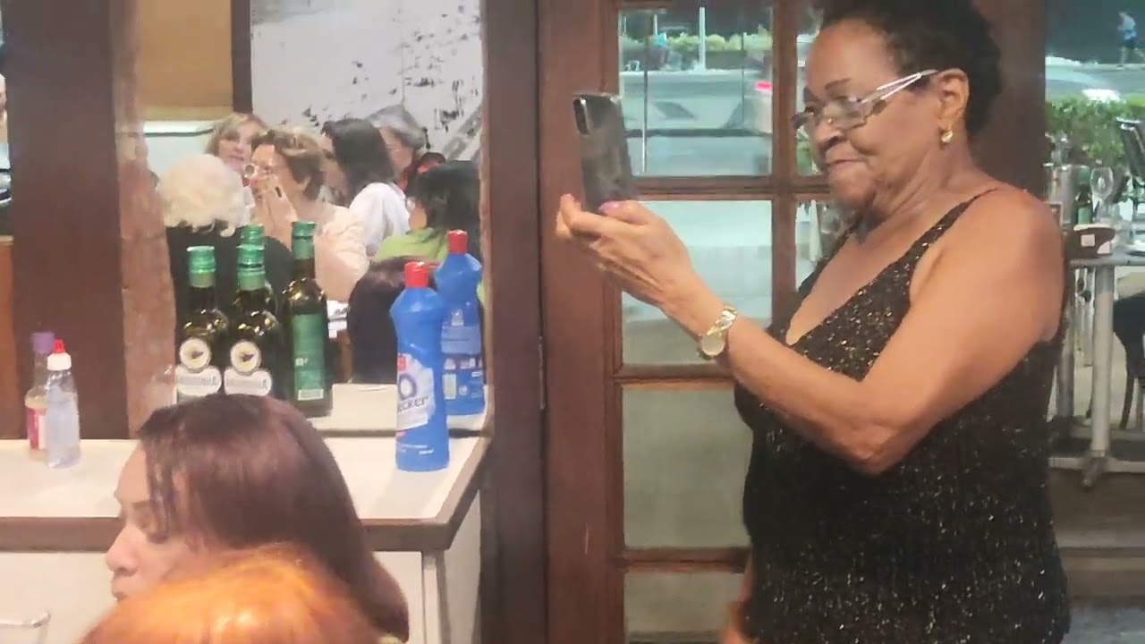 Cantor Otávio Almeida estreia no Restaurante e Bar Garota de Copacabana