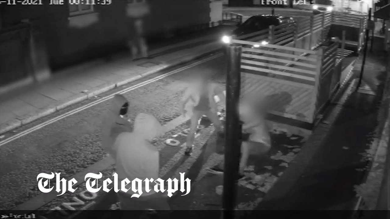 Moment armed gang attack tourist with stun gun for £100,000 Rolex - Vimarsana News