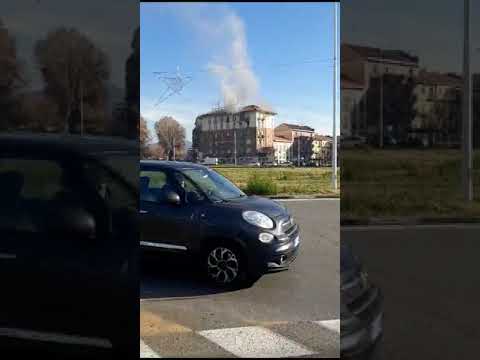Incendio su palazzo in piazza Baldisera a Torino