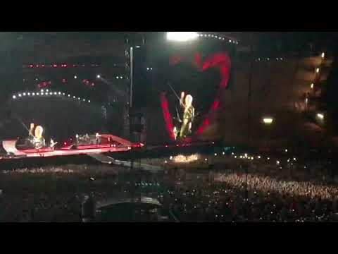 PINK - So what live in Munich 26.07.19 - pink flies through the rain on a hot summer day - acrobatic