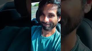 Shahid Kapoor yet again CATCHES wife Mira Kapoor engrossed in her phone 😆 | #shorts #shahidkapoor