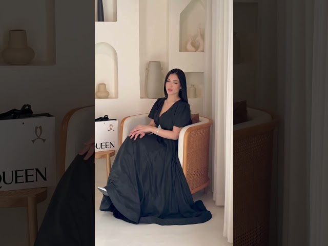 فستان أسود فاخر بتطريز كريستالي ولمسة ملكية