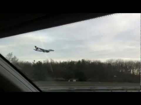 A380 Lufthansa Landung über der Autobahn