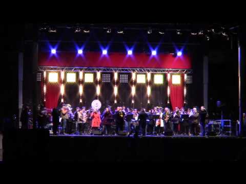 You never walk alleng