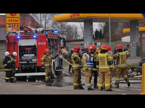 TRAGICZNY POŻAR BUDYNKU MIESZKALNEGO OBOK STACJI BENZYNOWEJ! STRAŻACY EWAKUOWALI 19 OSÓB Z POŻARU!