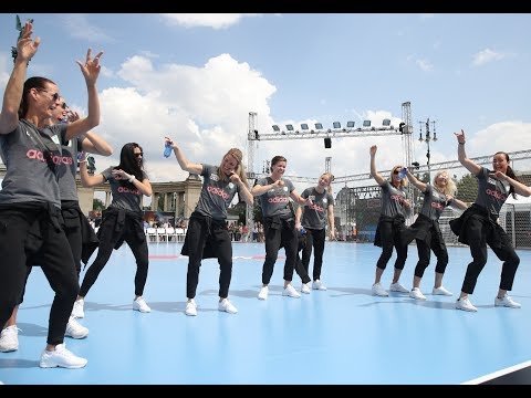 A győri kézis lányok vidámak a final four előtt, még táncra is perdültek