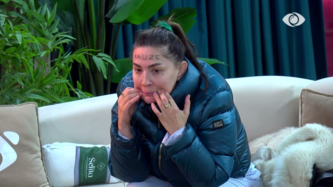 “Nuk e përdor më se ka kohë që nuk të ecën”/ Rozana tenton të gjejë fjalën, të qeshura nga banorët