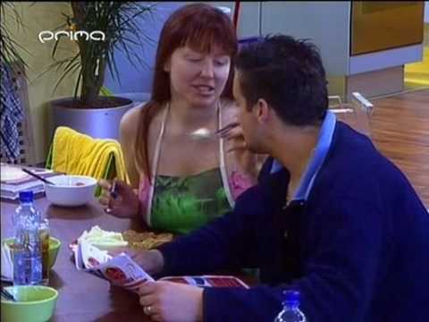 Vyvoleni 2 -  Martin tajně ujídá řízek na WC