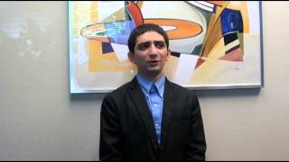 Красавчик и джигит Миша в костюме и туфлях рассказывает о прохождении интервью