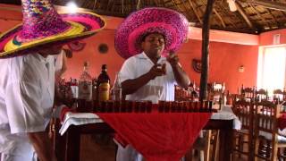 preview picture of video 'Lustiger mexikanischer Kellner mixt La Cucaracha Cocktail aus Tequila - Mexiko, Yucatan Kompakt TUI'