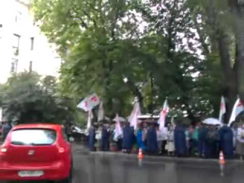 Сторонники Тимошенко под  дождем митингуют возле Высшего спецсуда (видео)