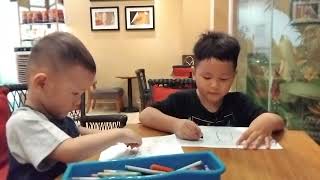 Henry 5 tuổi❤️Lion 2 tuổi vẽ tranh giải trí