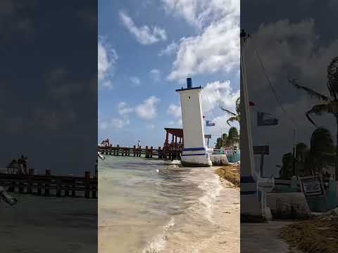 El faro inclinado el emblema más fotografiado de Puerto Morelos