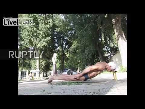Now that's one RIPPED grandpa! 71-yo unleashes SERIOUS core strength in Kiev