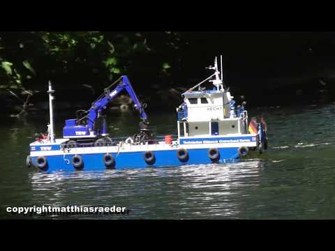 Öl Unfall THW Boot bei Bergung von Öl Fässern/Oil accident THW boat during recovery of oil barrels