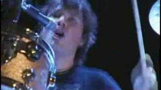 The DL - Hanson Sings &#39;Running Man&#39; in concert.