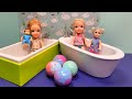 Bath fizz ! Elsa & Anna toddlers - water fun - surprises - Barbie