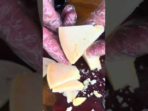 Queijo Artesanal Alagoa MG Céu de Minas maturado harmonizando com geleia de morango, top demais!