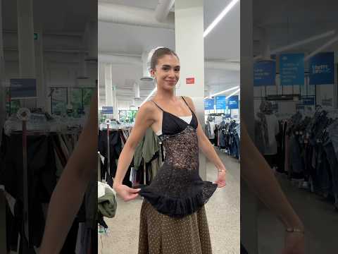 Thrifting itu seru! Temukan harta karun fashion unik yang bisa jadi statement look kamu. 🛍️✨