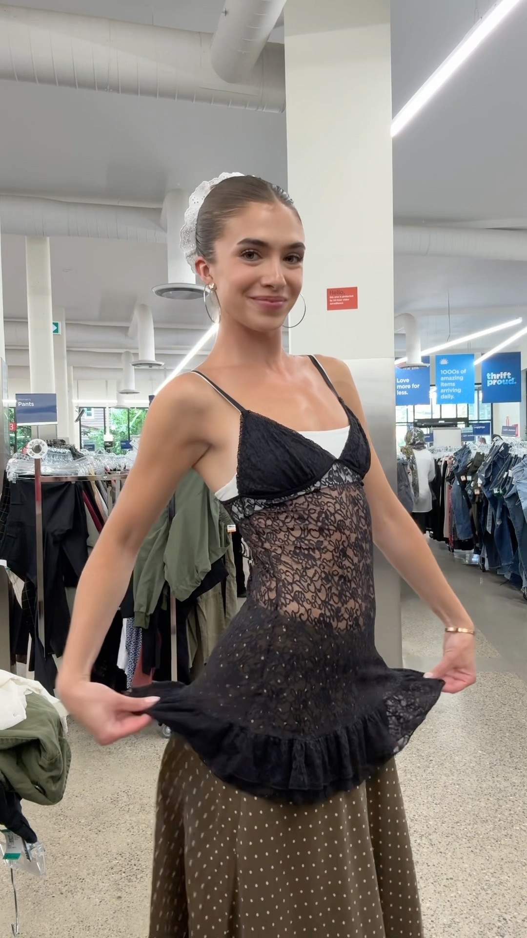 Thrifting itu seru! Temukan harta karun fashion unik yang bisa jadi statement look kamu. 🛍️✨