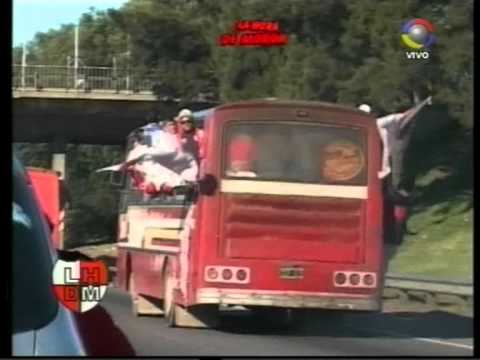 "Caravana de Hinchas desde Moron a la cancha de Platense." Barra: Los Borrachos de Morón • Club: Deportivo Morón