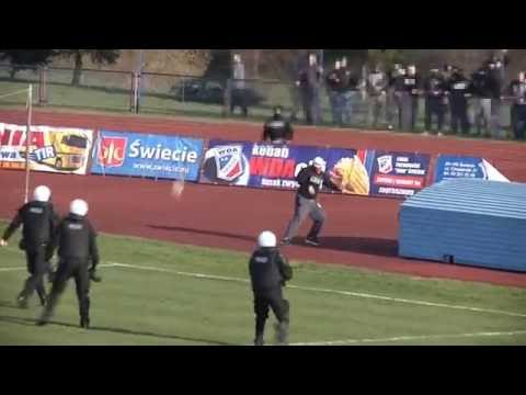 Świecie. Kibol atakuje policję po meczu Elany Toruń