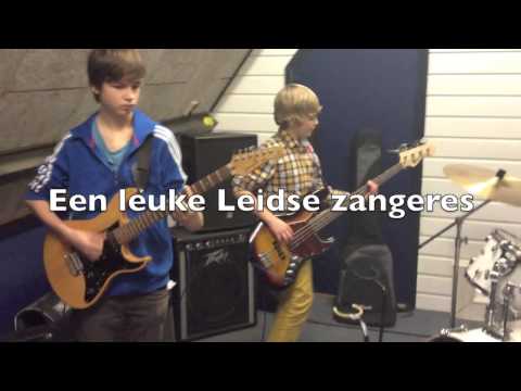 De jongens repeteren