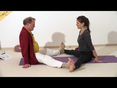In die sitzende Grätsche helfen Yoga Vidya Bodywork - Yoga Asana Lexikon