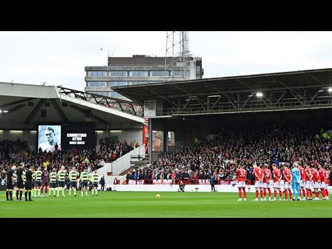 شاهد دقيقة صمت حداداً على اللاعب كريستيان أتسو قبل لقاء نيوكاسل وليفربول