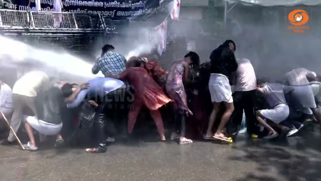 വടികൾ എറിഞ്ഞും മുദ്രാവാക്യം വിളിച്ചും SFI; ലാത്തിവീശ?