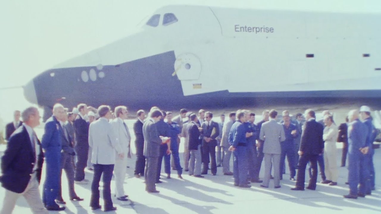 NASA поделилось видео Чарльза, когда ему показывали первый шаттл в 1977 году