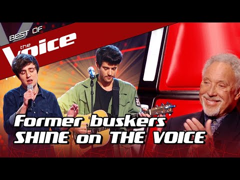 演唱組合在 "好聲音 "中迷倒了湯姆-瓊斯。 (Busker duo ENCHANT Tom Jones in The Voice)