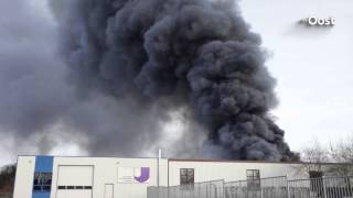 preview picture of video 'Enorme rookonwikkeling door grote brand in metaalbewerkingsbedrijf Ahaus'