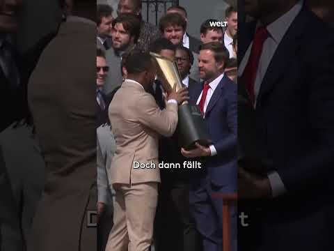 WEISSES HAUS – TROPHÄEN-PANNE BEI FOOTBALL-FEIER: Pokal der Ohio State kracht zu Boden! #shorts