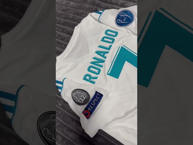 Vídeo relacionado con Cojín Personalizado Fútbol - Diseño Doble Cara con Relleno Incluido - Regalo Original Aficionados del Fútbol - Regalo Camiseta Equipo Fútbol - Apto para Lavadora (Madrid, 40 x 40 cm)